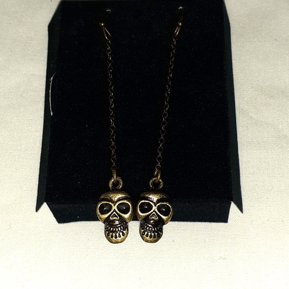 Avon Jewelry - AVON HALLOWEEN Motif Skull earrings